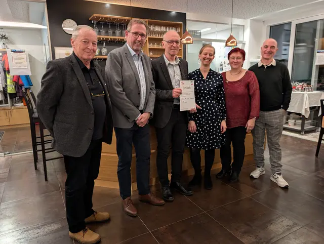 Ehrung Alois Enzenhofer – von links: Edi Anger, Bgm Christian Deleja Hotko, Alois Enzenhofer, Marielen Haider Madler (Chorvorsitzende), Anna Salomon (musikal. Leiterin), Wiff LaGrange (Wilfried Enzenhofer)
 | Foto: Gottfried Länglacher