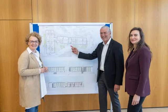 Landesrätin Christiane Teschl-Hofmeister, Gerald Stohlmann (Geschäftsführer im Haus der Barmherzigkeit), Barbara Gerhart (Projektleitung Seniorenwohnen am Stephansberg). | Foto: APA-Fotoservice / Richard Tanzer