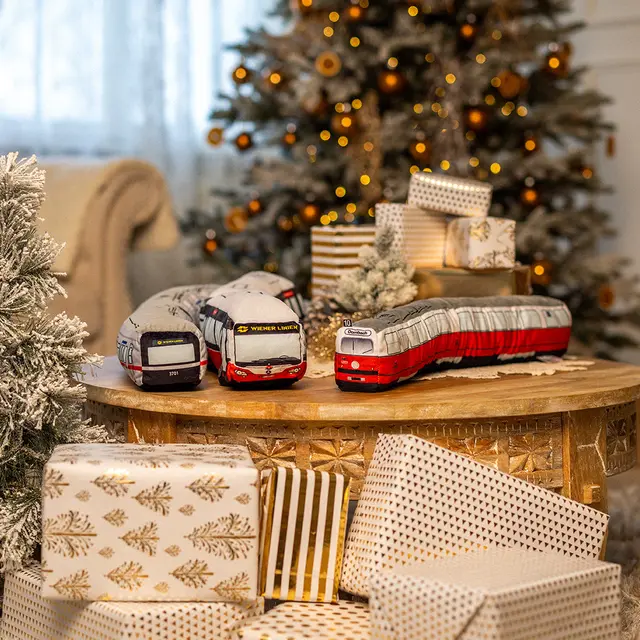 Wiener Linien unter dem Weihnachtsbaum: Die neuen Fanartikel gibt es ab sofort im Online-Shop. | Foto: Wiener Linien/Maximilian Döringer