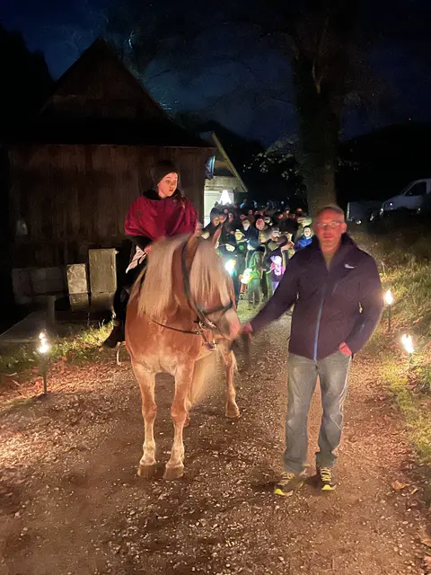 Hoch zu Ross führte der "Heilige Martin" den Laternenzug an. | Foto: VS Graden