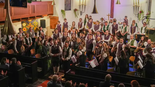 Ein musikalisches Highlight begeisterte Anfang November das Publikum in Elixhausen und in Waging am See: Die Ortsmusikkapelle Elixhausen lud zu ihren traditionellen Kirchenkonzerten – dieses Mal gemeinsam mit ihrer Partnerkapelle, der Musikkapelle Waging am See aus Deutschland.​ | Foto: Stefan Schubert