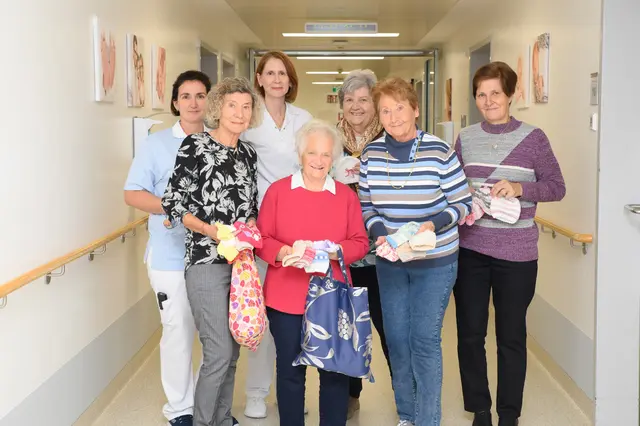 Danijela Abdagic (3. v. l.) und Eva Willinger (links) mit einigen den engagierten Damen, die die Babymützchen stricken. | Foto: Krankenhaus Braunau