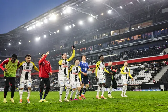 Mit den Fans gejubelt: Nach dem Derbysieg legten die Linzer Athletiker gegen Altach nach – was ob der Ergebnisse der Samstagpartien extrem wichtig war. | Foto: Reischl