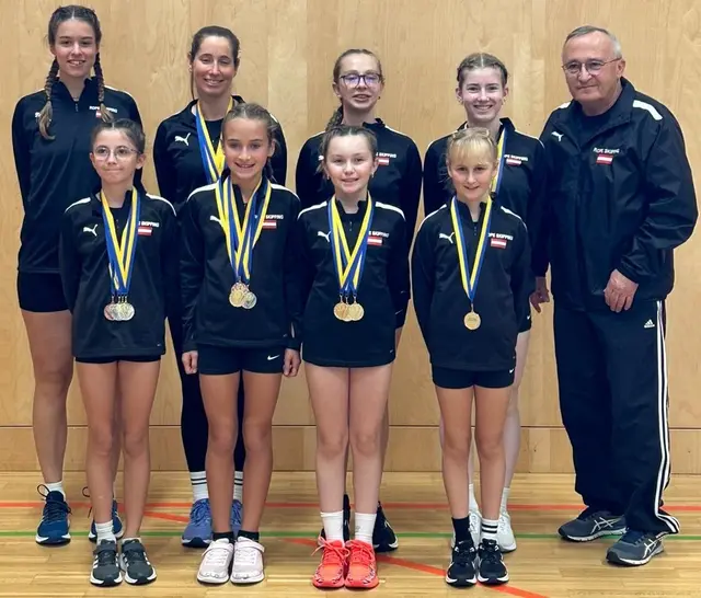 Sportlich erfolgreich: Katharina Kurz, Birgit Kirnbauer, Anika Ringhofer, Lena Ertler und Präsident Johann Decker (hinten); Sophie Schermann, Vanessa Kremnitzer, Ariana Auer, Pia Hallwachs (vorne) | Foto: BRSV 