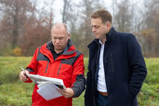 Landesrat Stefan Kaineder mit Kronstorfs Bürgermeister Christin Kolarik.  | Foto: Land OÖ