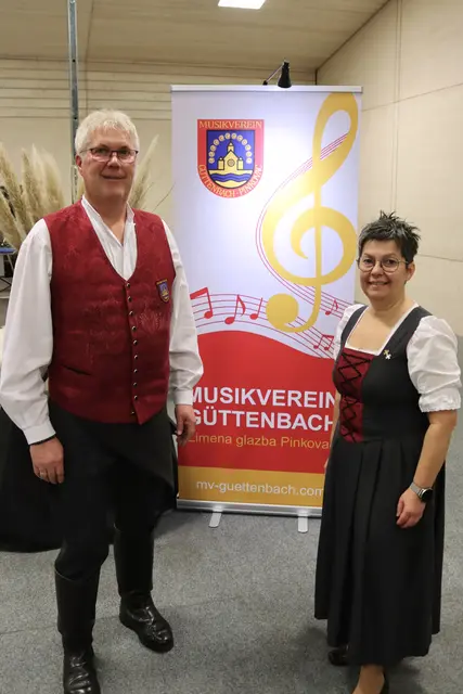 Gastgeber: Kapellmeister Karl Radakovits und Obfrau Elke Herczeg. | Foto: Melanie Gludovacz