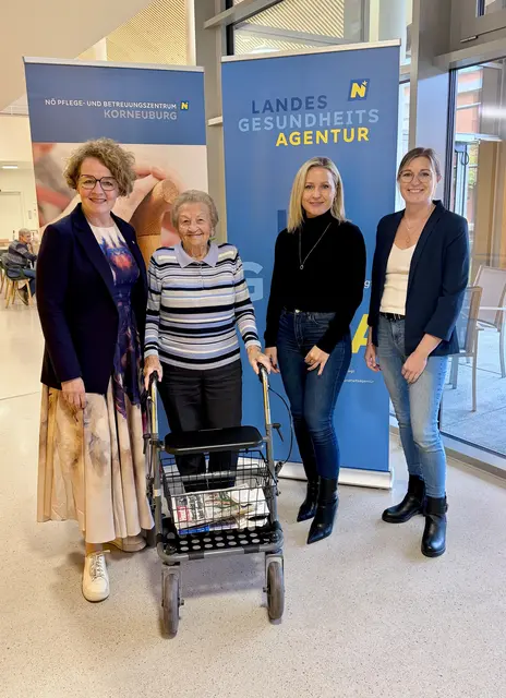 Landesrätin Christiane Teschl-Hofmeister mit Bewohnerin Karoline Jogl, Doris Slama (Gesundheit Weinviertel) und Pflegepool-Leiterin Sandra Gröger.  | Foto: z. V. g. 