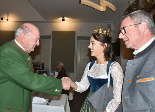 Alt-Landeshauptmann Erwin Pröll begrüßt Budesweinkönigin Laura Hummel. | Foto: Herbert Schleich