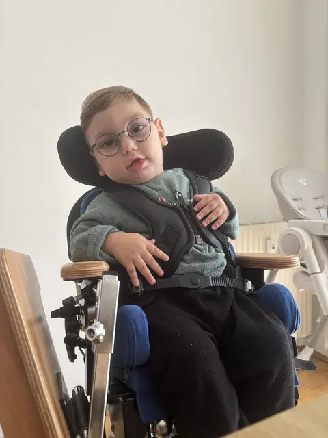 Der eineinhalbjährige Poyraz kann bis heute nicht stehen, greifen oder selbstständig essen. | Foto: MeinBezirk/S. Gschwandtner