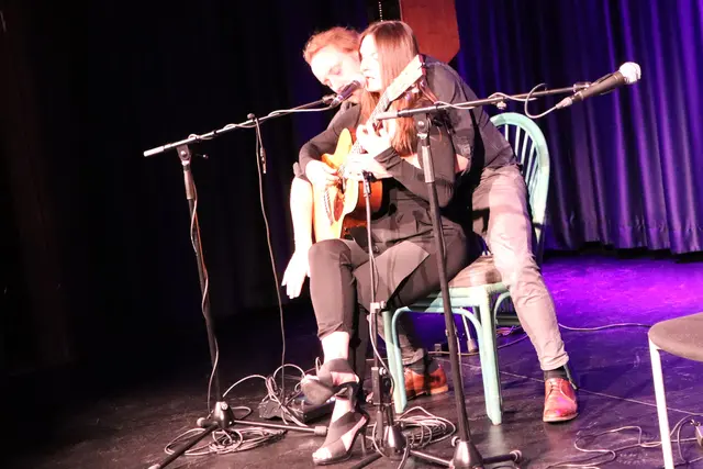 Mühsam - eine Gitarre mit vier Händen zu spielen | Foto: Gerhard Langmann