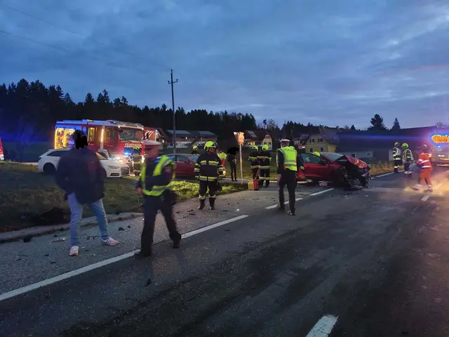 Die Lenkerin des Pkw, der mit dem Linienbus kollidierte, wurde leicht verletzt in ein Krankenhaus gebracht. | Foto: FF Köppling