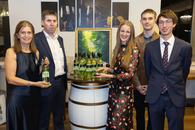 Familie Baumgartner bei der Jungweinverkostung. | Foto: Rene Brunhölzl