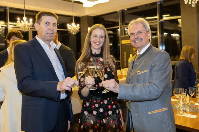 Wieland und Katharina Baumgartner mit Weinpaten Karl Wilfing | Foto: Rene Brunhölzl