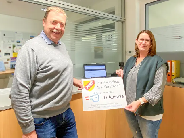 Bürgermeister Josef Tatzber und Mitarbeiterin Manuela Bauer präsentieren stolz das neue Service: Ab sofort kann die ID Austria direkt in der Gemeinde beantragt werden. | Foto: Marktgemeinde Wilfersdorf