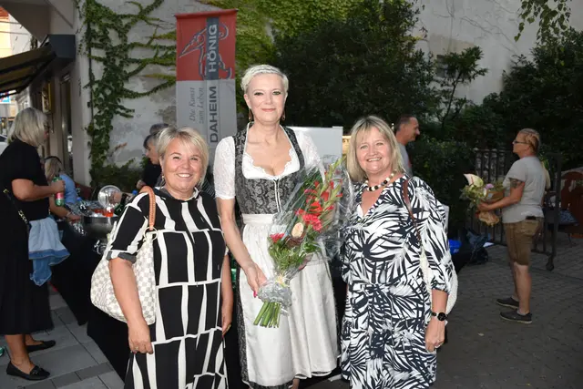 Judith Hönig (M.) bekennt sich zu NÖ, Wiener Neustadt und Tracht. | Foto: Kreska