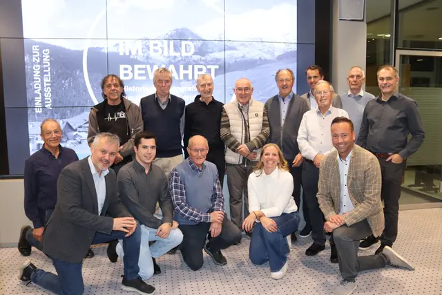 Ein Teil der involvierten Dorfchronisten mit Bernhard Mertelseder (vorne links) und Veronika Lamprecht (vorne, 2. von rechts) vom Tiroler Bildungsforum mit dem Initiatoren und Bezirkschronisten Kurt Tschiderer (hinten, 2. von rechts) und Volksbank-Mitarbeitern: Regionaldirektor Michael Jörg (hintere Reihe, 3. von rechts), Aufsichtsrat der Volksbank Landeck Holding eG, Thomas Kneringer (mittlere Reihe rechts außen) und Mario Scherl (Leiter Firmenkunden, vordere Reihe rechts außen).  | Foto: Elisabeth Zangerl