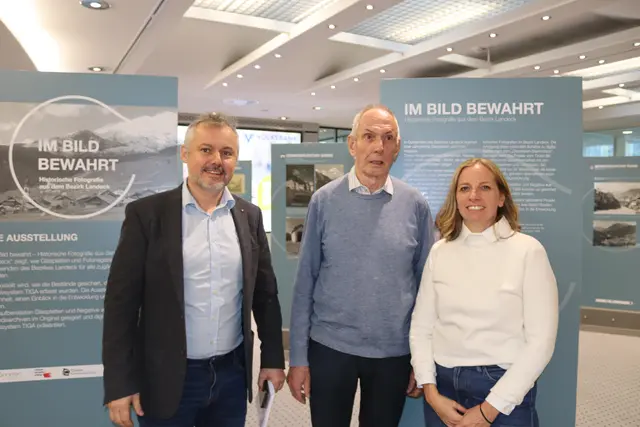 Bernhard Mertelseder (Abteilung Chronik und Archivwesen) und Veronika Lamprecht (Abteilung Bildungsmanagement, Öffentlichkeitsarbeit und Redaktion Tiroler Chronist) vom Tiroler Bildungsforum mit dem Initiatoren und Landecker Bezirkschronisten Kurt Tschiderer aus Pettneu.  | Foto: Elisabeth Zangerl