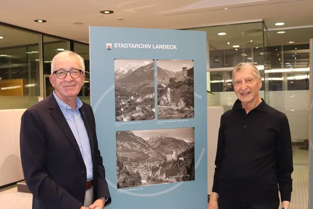 Landecks Bürgermeister Herbert Mayer mit „seinem lebenden Stadtlexikon“, wie er „seinen“ Chronisten Georg Zobl beschreibt.  | Foto: Elisabeth Zangerl