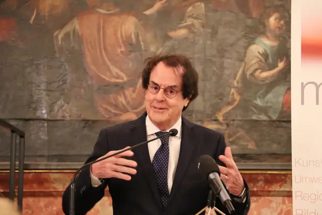 Hans Roth dankte den Juroren des Rotahorn Nava Ebrahimi (Rotahorn-Preisträgerin 2020), Valerie Fritsch (Rotahorn-Preisträgerin 2014), Andreas Unterweger, Julian Kolleritsch, Bernd Melichar, Christoph Hartner und Heinz Sichrovsky.  | Foto: Edith Ertl