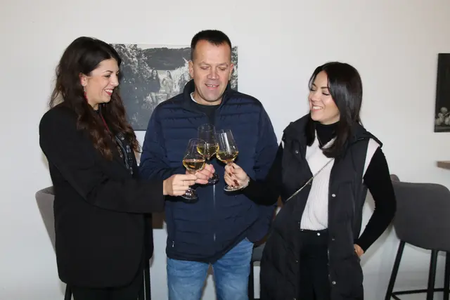 mit dem Vater, Werner,  stießen Anna und Lisa Reichardt für die gelungene Veranstaltung an 