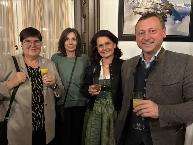 Nationalratsabgeordneter Johann Höfinger mit Gattin Martina Höfinger und Gästen. | Foto: Victoria Edlinger