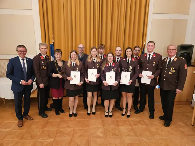  NÖ LAbg. Ing. Manfred Schulz, HBI Uwe Winkler (FF-Kdt. Laa/Thaya), Bgm. HR Brigitte Ribisch und Vbgm. Markus Thüringer zeichneten dabei Kameradinnen und Kameraden der Feuerwehr Laa/Thaya aus mit Veronika Mörth, Theresa Bauernfeind, Lilian Neigenfind, Ulrike Steyrer, Lukas Hoffinger, Georg Benesch, Julian Neigenfind und Fabian Steinböck gemeinsam mit Abschnitts-FF-Kdt. BR Manfred Koch. | Foto: Stadtgemeinde Laa