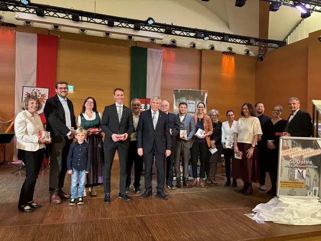 Gruppenbild mit Bürgermeister: Ein engagiertes Team an freiwilligen Helfern und Mitarbeitern kümmert sich darum, dass alles läuft.  | Foto: MeinBezirk/Günther Reichel