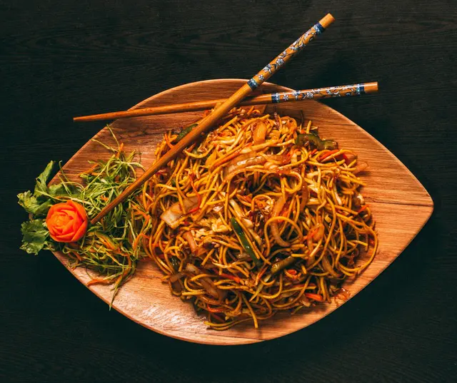 China ist ein riesiges Land, und die Küchen unterscheiden sich stark. Man spricht oft von den Acht Großen Küchen, die jeweils eigene Schwerpunkte in Bezug auf Zutaten, Geschmack und Zubereitungsarten haben. Eines der beliebtesten Gerichte der chinesischen Küche ist gebratene Nudeln mit Fleisch oder Ente und Gemüse. | Foto: Symbolbilder: Unsplash.com