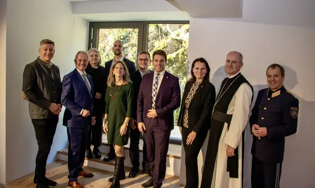 BR Karl Weber, Präsident des NÖ Landtags Karl Wilfing in Vertretung von Landeshauptfrau Johanna Mikl-Leitner, Geschäftsführerin Ulrike Vitovec (museumsmanagement nö), Museumsleiter Martin Krickl, Moderatorin Barbara Linke (museumsmanagement nö), Architekt Cyrill Urban (awp Architekturbüro), Bürgermeister Manuel Aichberger, Bezirkshauptfrau Heidelinde Grubhofer, Abt Pius Maurer und LPD NÖ-Stellvertreter Generalmajor Manfred Aichberger. | Foto: Foto: Romana Fahrngruber