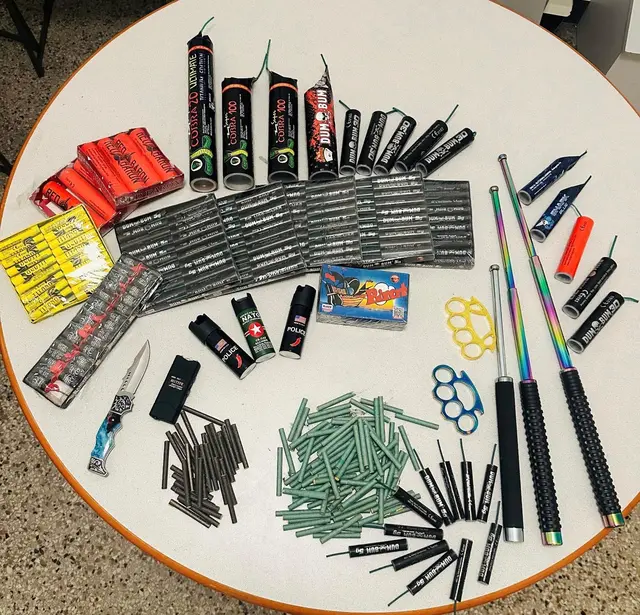 Neben Feuerwerkskörpern wurden auch Totschläger, Schlagringe sowie ein Elektroschocker sichergestellt. | Foto: LPD Wien