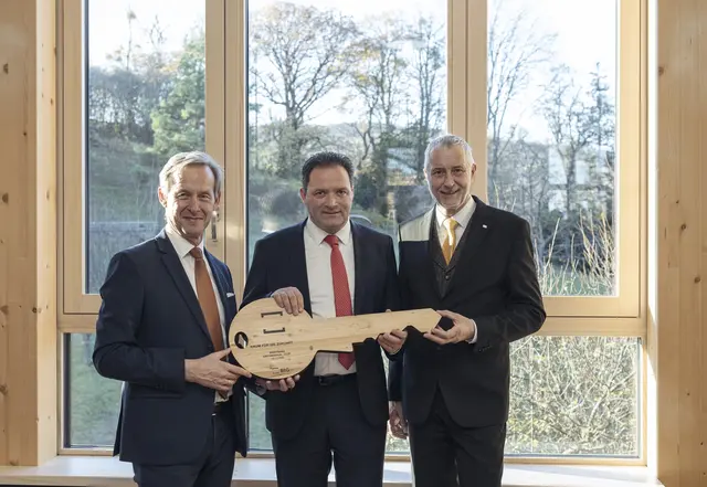 v. l.: Gerald Beck, Geschäftsführer der BIG, Bundesminister Norbert Totschnig (ÖVP), Thomas Haase, Rektor der Hochschule für Agrar- und Umweltpädagogik. | Foto: Markus Schieder