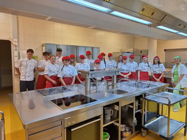 Schülerinnen und Schüler der dritten Klasse waren beim Bildungstag für die Mittagsverpflegung verantwortlich. | Foto: HLW FSB Weiz