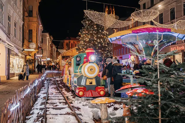 Einsteigen, bitte! Der festlich geschmückte Kinderzug sorgt für strahlende Augen und kleine Abenteuer mitten im Villacher Advent. | Foto: Olga Bereslavskaya