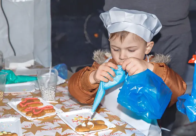 Kleine Zuckerbäcker zaubern im Kinder-Kekse-Paradies am Hauptplatz süße Kunstwerke – mit viel Liebe, Farbe und Zuckerguss. | Foto: Olga Bereslavskaya