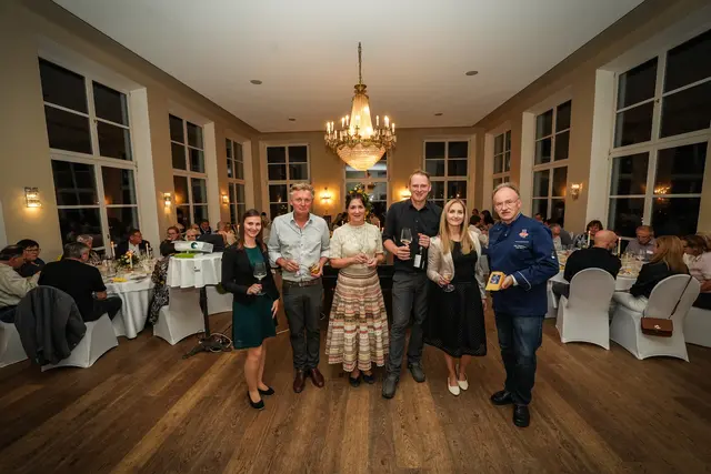 Viktoria Sturm und Alexander Scherübl (Bildmitte) sowie das gesamte Team freuten sich über den großen Zuspruch bei der Verkostung von flüssigem Gold, gepaart mit der passenden Weinbegleitung und Käse. | Foto: Marcel Pail