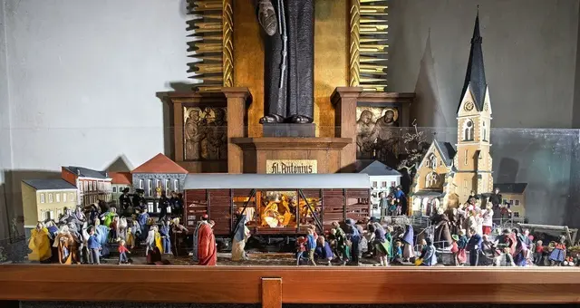 Die Krippen der Krippenfreunde Villach begeistern mit kunstvoller Gestaltung und weihnachtlicher Stimmung. | Foto: Krippenfreunde Villach