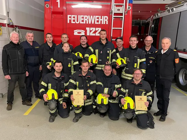 Die Absolventen der Ausbildung zeigen stolz ihre Urkunden | Foto: FF Waidhofen/Thaya