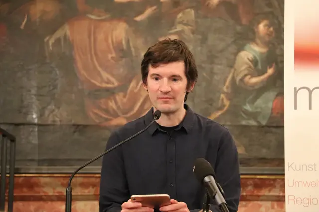 Max Oravin wurde für seinen Debütroman "Toni &amp; Toni" für den Deutschen Buchpreis und den Literaturpreis Fulda nominiert. Jetzt erhielt er den von Hans rot gesponserten Rotahorn-Literaturpreis in seiner Geburtsstadt Graz. | Foto: Edith Ertl