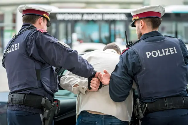 Ein 30-Jähriger habe seinen 32-jährigen Kontrahenten erneut mit Faustschlägen ins Gesicht attackiert und sei sogleich festgenommen worden.(Symbolfoto)  | Foto: Bernhard Knaus 