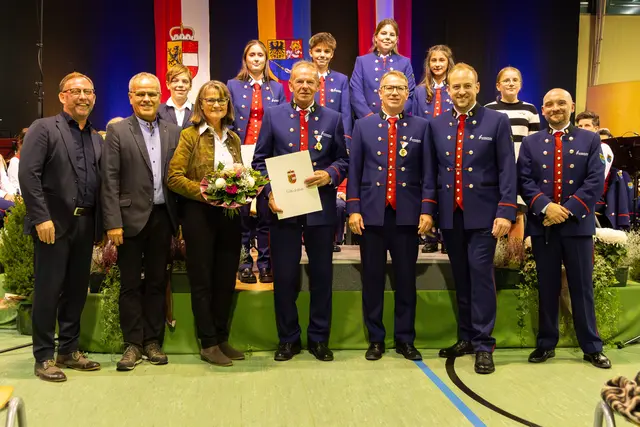 erste Reihe v.l.n.r.: Bürgermeister Hansjörg Obinger, Bezirksobmann-Stv. Peter Gappmaier, Rosi und Sebastian Burger, Erwin Huber, Kapellmeister Stefan Stranger, Obmann Christian Hinterlechner
zweite Reihe v.l.n.r.: Paul Harlander, Marlene Pichler, Xaver Rettensteiner, Sophie Lottermoser, Leonie Schmitzberger, Lena Hager | Foto: Johann Wenghofer