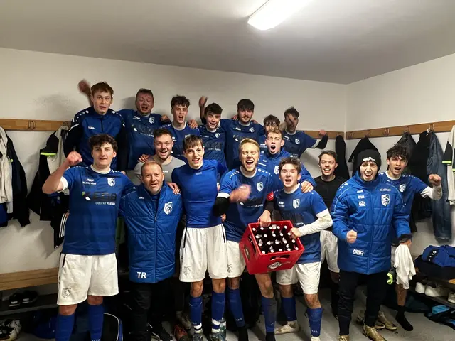 Auch die Reserve jubelt über den Herbstmeistertitel. | Foto: SG Waldhausen/Gloxwald