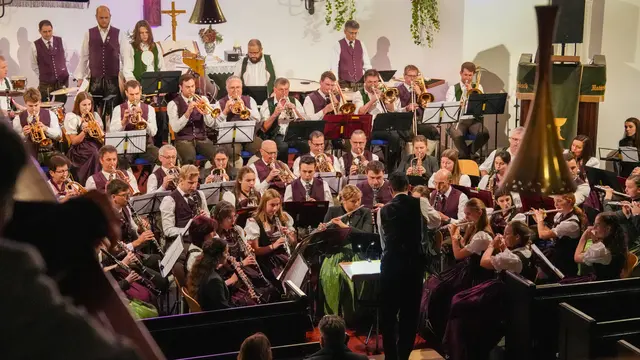 Die Musikerinnen und Musiker aus Elixhausen und Waging am See gemeinsam auf der Bühne. | Foto: Stefan Schubert