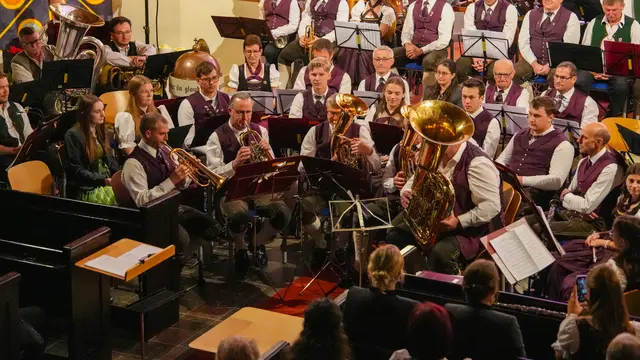 Ensembles aus Holz- und Blechbläsern sorgten für besondere Zwischentöne und luden zum Innehalten und Nachspüren ein. | Foto: Stefan Schubert