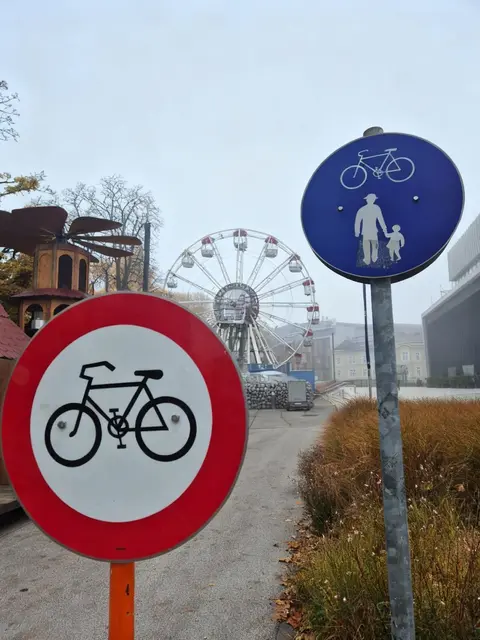 Das Riesenrad im Linzer Volksgarten wurde heuer direkt auf dem Rad- und Fußweg positioniert und versperrt während der Dauer des Weihnachtsmarktes den Weg. | Foto: Linzplus/Piovesan