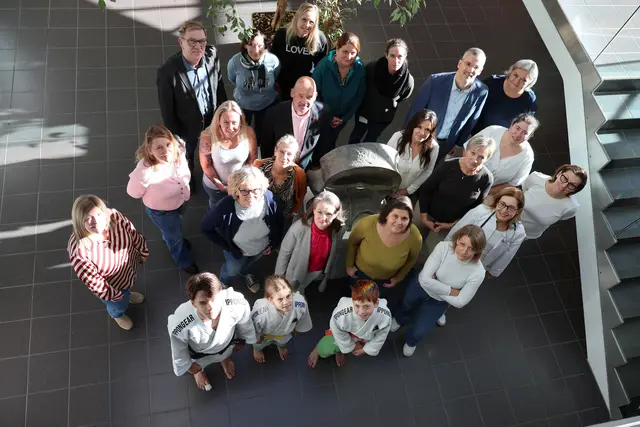 Das neue Zentrum in der „alten BH“ soll weiter ausgebaut werden: Stadtrat Roland Honeder (ÖVP) und Gemeinderat Christian Schwarz (NEOS) mit Internistin, Hebamme, Psychotherapeutinnen, einer Künstlerin, Mitgliedern der Judounion Klosterneuburg sowie von Rainbows, Mitarbeitern des Stadtarchivs und der Bezirkshauptmannschaft.

 | Foto: Stadt Klosterneuburg/Edelmann