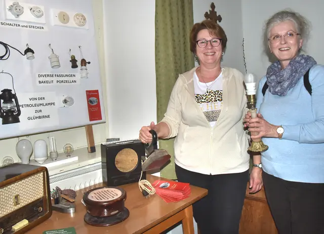 Das erste elektrische Bügeleisen in Platt und eine Lampe. | Foto: Herbert Schleich
