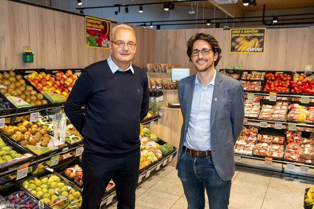 Der Supermarkt beim Bahnhof in Scheibbs steht ab sofort unter der Leitung des frischgebackenen Billa-Kaufmanns Erwin Stadler (l.). | Foto: Robert Harson/BILLA AG
