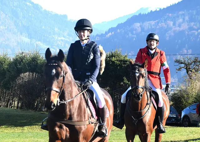 Isabella Kecht (mit Fuchslunte) hoch zu Pferd. | Foto: Schwaighofer