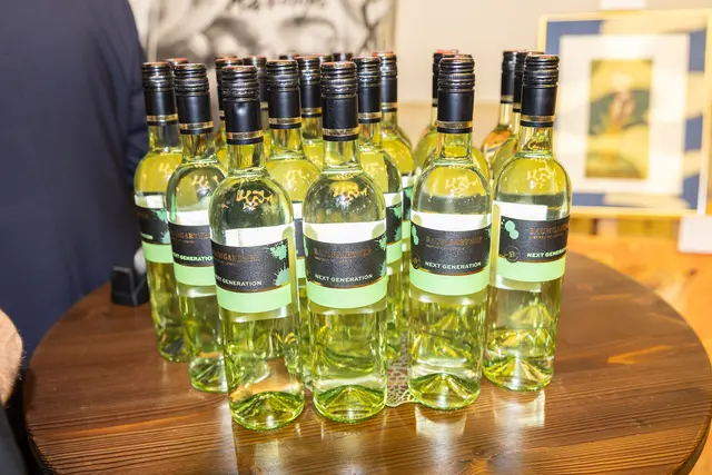 „Junger Pulkautaler“ – der frisch getaufte Müller Thurgau wird präsentiert. | Foto: Rene Brunhölzl