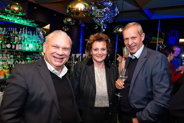 Zum Wohl: Grossauer-General Manager Michael Pfaller (l.), Graz Tourismus-Chef Dieter Hardt-Stremayr mit seiner Gattin Hannelore nutzten den Abend zum Austausch. | Foto: Werner Krug